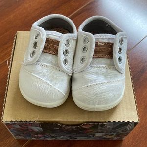 Tom’s Paseo White Canvas